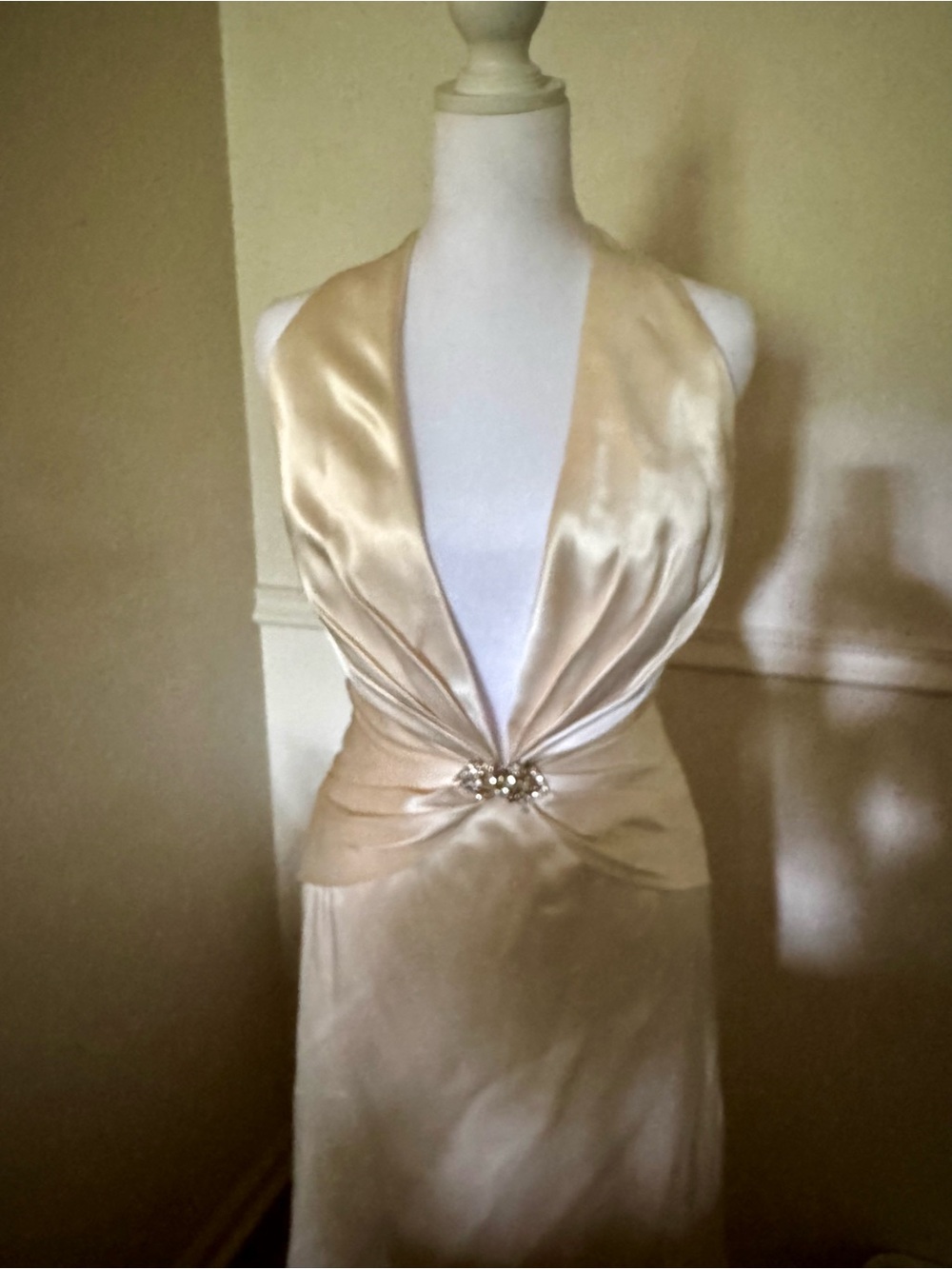 Elegant Satin Halter Evening Dress in Champagne